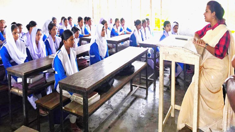 ধনবাড়ীতে বিদ্যালয় পরিদর্শনে গিয়ে শিক্ষার্থীদের পাঠদান করলেন 
