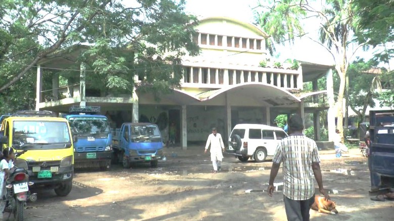 অযত্ন-অবহেলায় টাঙ্গাইলের ‘ভাসানী হল’ সন্ধ্যা নামলেই অপরাধীদের আড্ডাস্থলে পরিণত হয়...