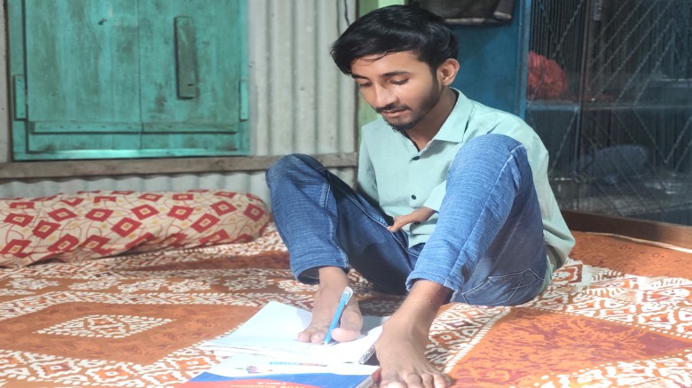 দুই হাত নেই, তবুও ডানা মেলে স্বপ্ন: —সরকারি চাকরির আশা তাওহীদ  ইসলামের।...