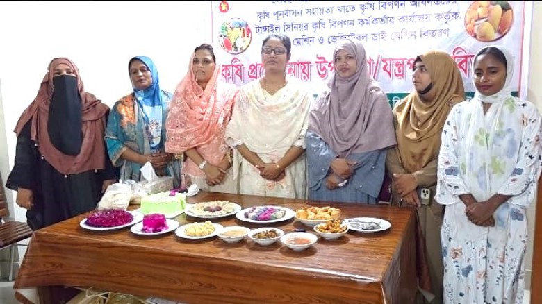 টাঙ্গাইলে কৃষকদের মধ্যে উপকরণ বিতরণ