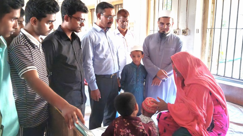 অসহায় নারী ও দুই শিশুকে খুঁজে নিয়ে পাশে দাঁড়ালেন ইউএনও ও জাতীয় ছাত্র শক্তি