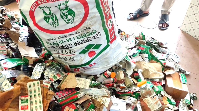 ঘাটাইলে সরকারি ওষুধ কেলেঙ্কারী,আসল অপরাধীদের বাঁচাতে পিক-আপ 