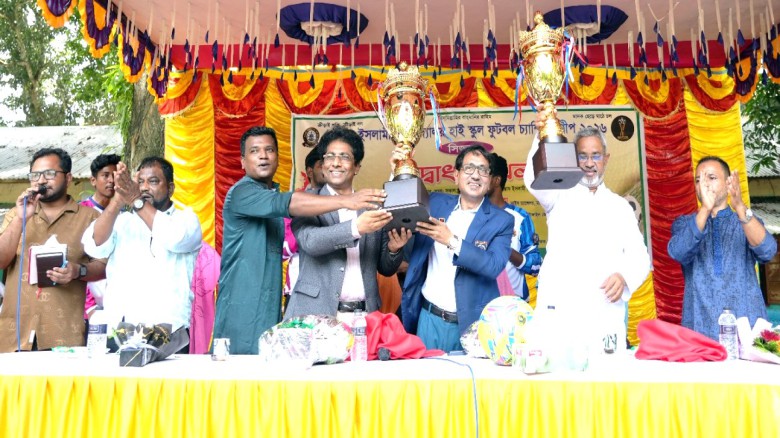 সন্তোষ ইসলামী বিশ্ববিদ্যালয় হাই স্কুলে ফুটবল চ্যাম্পিয়নশিপের