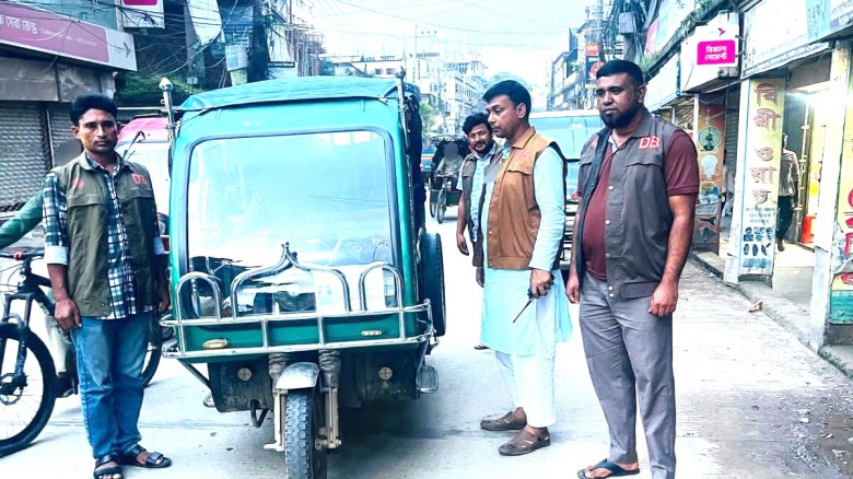 টাঙ্গাইলে অপরাধ নিয়ন্ত্রণে ডিবি পুলিশের চেকপোস্ট স্থাপন ও অভ