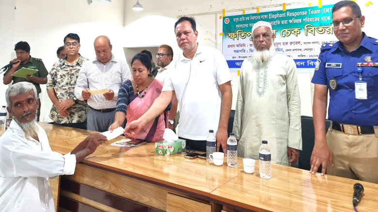 শেরপুরে ইআরটি সদস্যদের মধ্যে সরঞ্জামাদি ও ক্ষতিপূরণের চেক বি