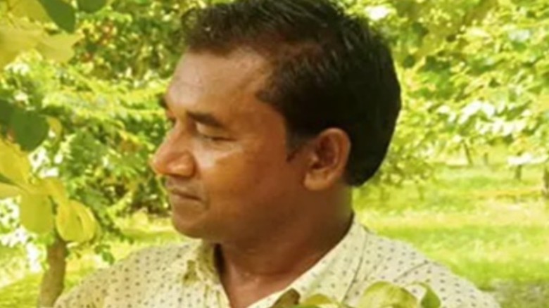 ফেরিওয়ালা থেকে কোটিপতি সফল কৃষক মুসলেম