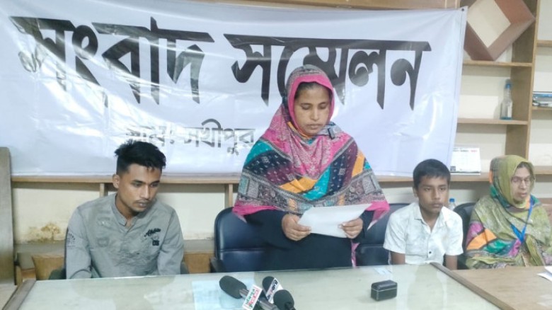 স্বামী ও দেবরের অমানবিক নির্যাতনের বিচারের দাবিতে গৃহবধু শান