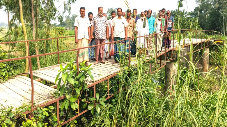 সরিষাবাড়ীতে ভাঙ্গাচোরা কাঠের ব্রিজে ১০ গ্রামের মানুষের ঝুঁক