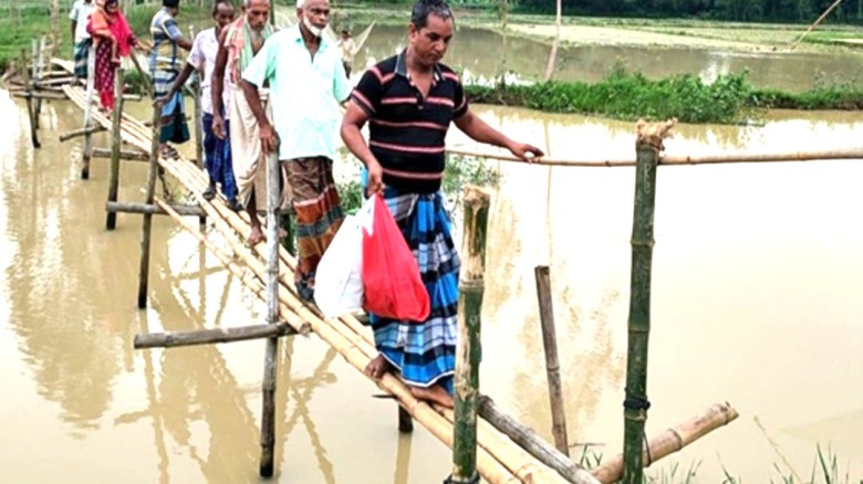 সখিপুরে ভাঙা বাঁশের সাকো দুই ইউনিয়নের যোগাযোগ মাধ্যমে...