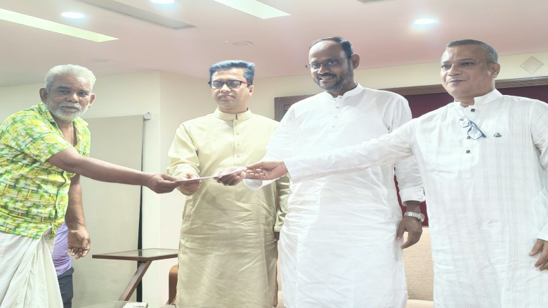 নগর পরিচ্ছন্ন রাখার কারিগরদের পূজার বোনাস দিলেন প্রতিমন্ত্রী