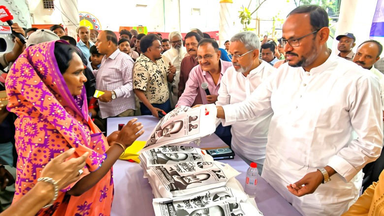 টাঙ্গাইলে ২৮০০ হিন্দুধর্মাবলম্বীকে শাড়ি-পাঞ্জাবি ও নগদ অর্থ উপহার দিলেন প্রতিমন্ত্রী টুকু...