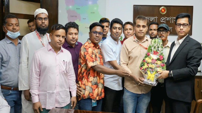 টাঙ্গাইলের নবাগত জেলা প্রশাসককে আর জে এফ জেলা কমিটির ফুলেল শ