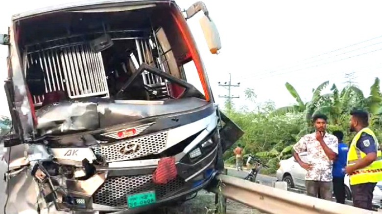 টাঙ্গাইলে বাস-পিকাপ-মোটরসাইকেল ত্রিমুখী সংঘর্ষে নিহত ২...