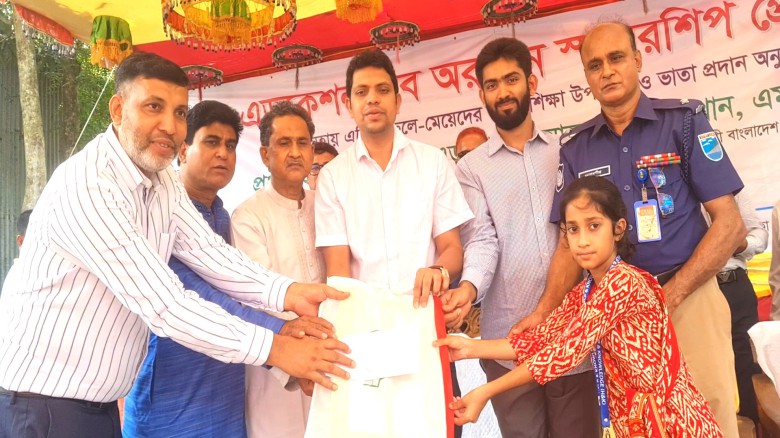 বাসাইলে ২০০ এতিম শিক্ষার্থী পেল শিক্ষা উপকরন ও ভাতা...