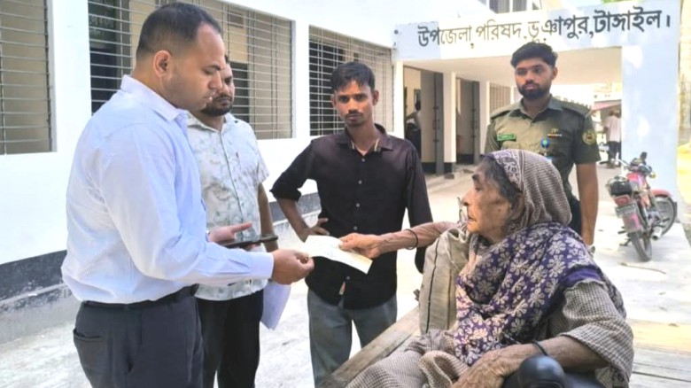 সিঁড়ি বাইতে পারেননি ৮০ বছরের বৃদ্ধা মা, চেয়ার ছেড়ে নিচে নেমে