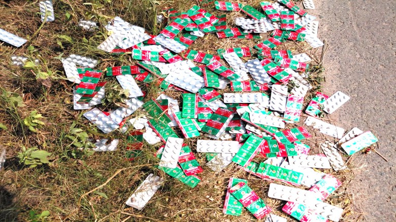 মির্জাপুরে সড়কের পাশে মেয়াদোত্তীর্ণ ওষুধ