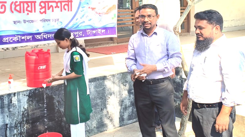 ছবির ক্যাপশন: মধুপুরে বিশ্ব হাত ধোয়া দিবস উপলক্ষ্যে আয়োজিত হাত ধোয়া প্রদর্শনীর কর্মসূচি। এ সময় উপস্থিত ছিলেন উপজেলা নির্বাহী কর্মকর্তা মো. সাইফুল ইসলামসহ অন্যান্য কর্মকর্তাবৃন্দ।